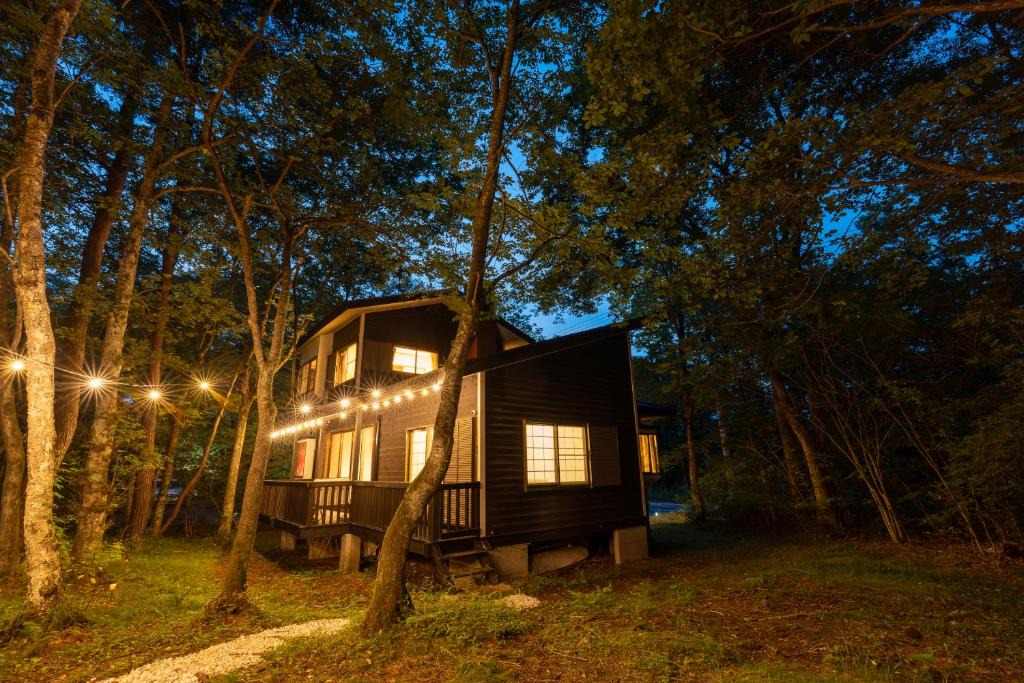 Tsumagoi House | クラレンス北軽井沢 - 4KプロジェクターとBBQ,焚き火を楽しむ森の貸切Villa -