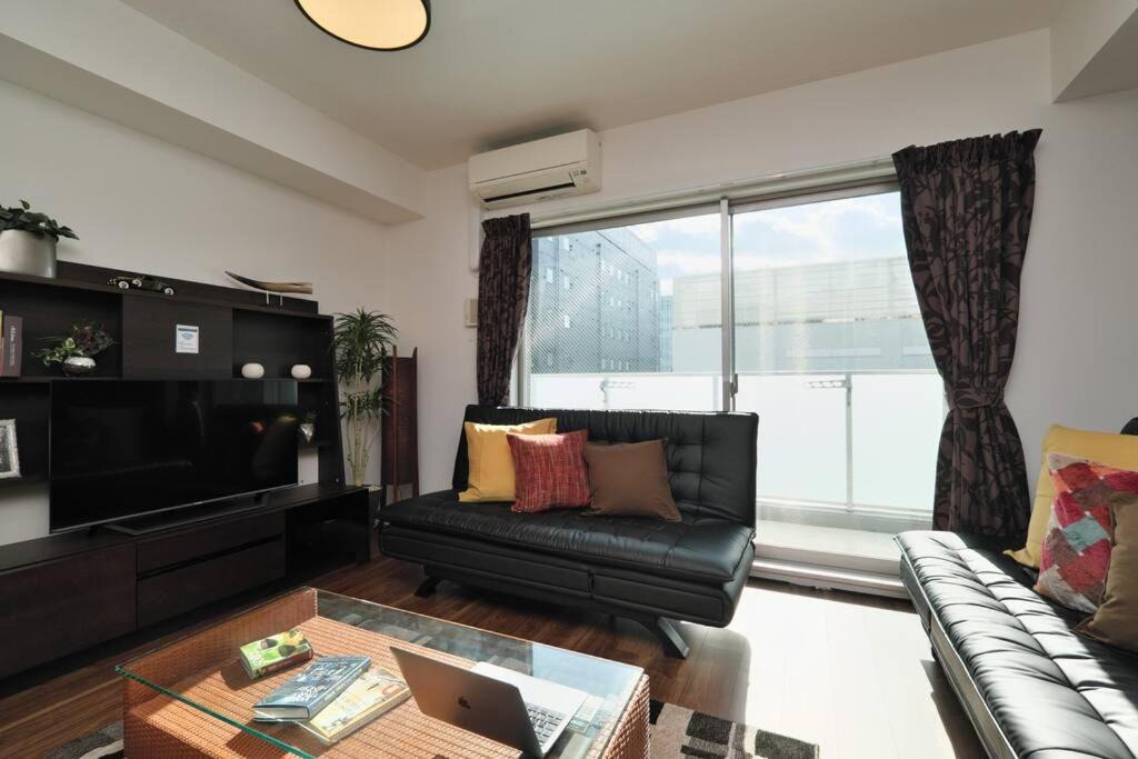 Marunouchi Apartment | 書斎でくつろぐスイートルーム