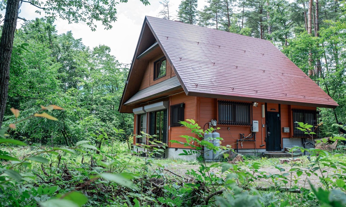 Azumino Villa | [Base for Kamikochi, Hakuba, and Matsumoto] A private vacation home nestled in the forests of Azumino | Accommodates up to 5 guests · Free parking for 3 cars · Air conditioning provided