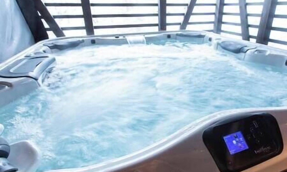 Hirafu Ski Chalet | Casi67 East | 2BR Hirafu Chalet | Shared Jacuzzi & Yotei Views