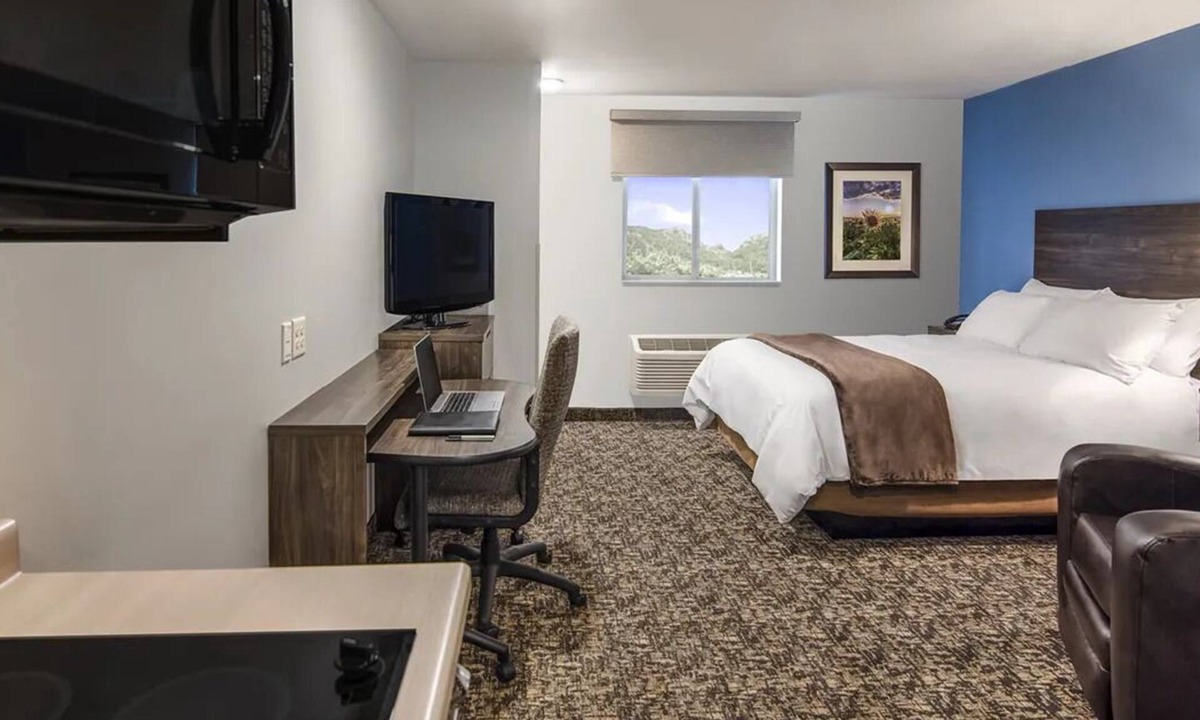 Deep Creek Hotel | Contemporary Queen Room w/Full Kitchen | Punta Gorda Harborwalk- 6.5 miles