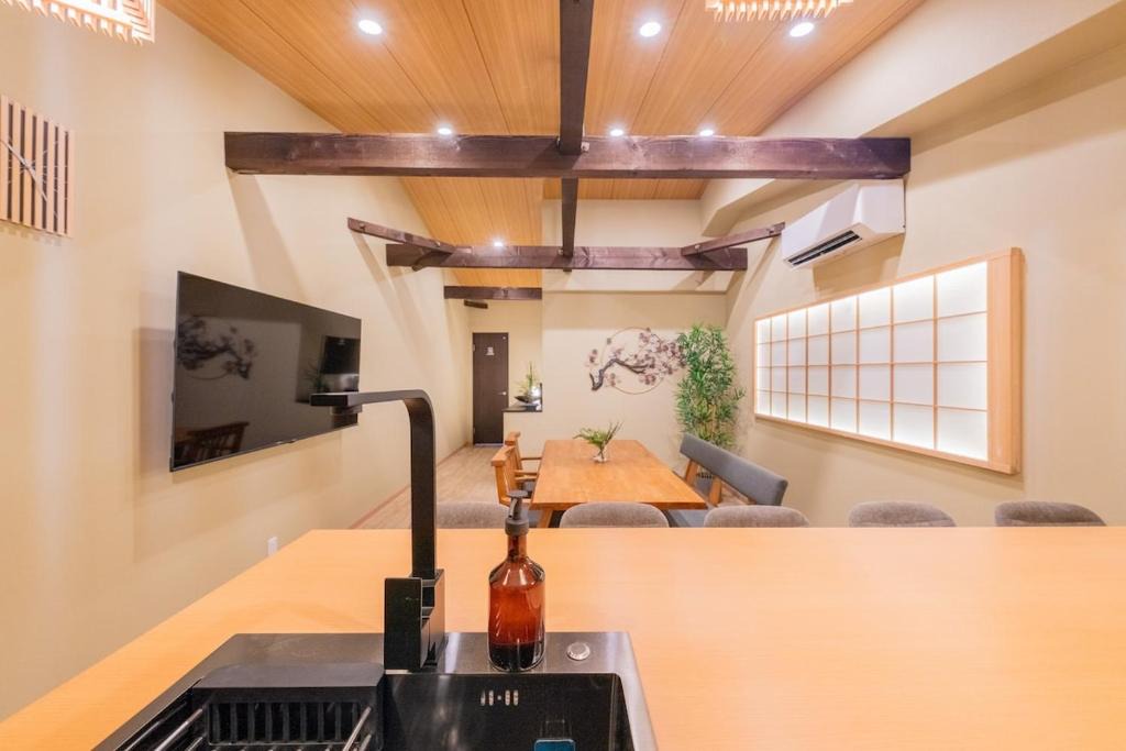 Jusohonmachi Apartment | En 下町風情の残る商店街沿いのお部屋 京都や新大阪駅へ近い 8ベッド 2バスルーム 2トイレ
