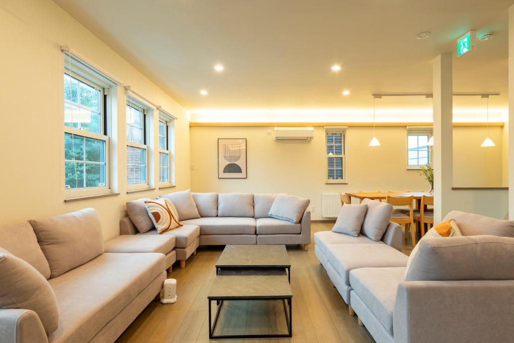 Shiroishi Apartment | F's Villa Sapporo フルリフォーム 駐車場完備 寝室4部屋 UB WC各階完備