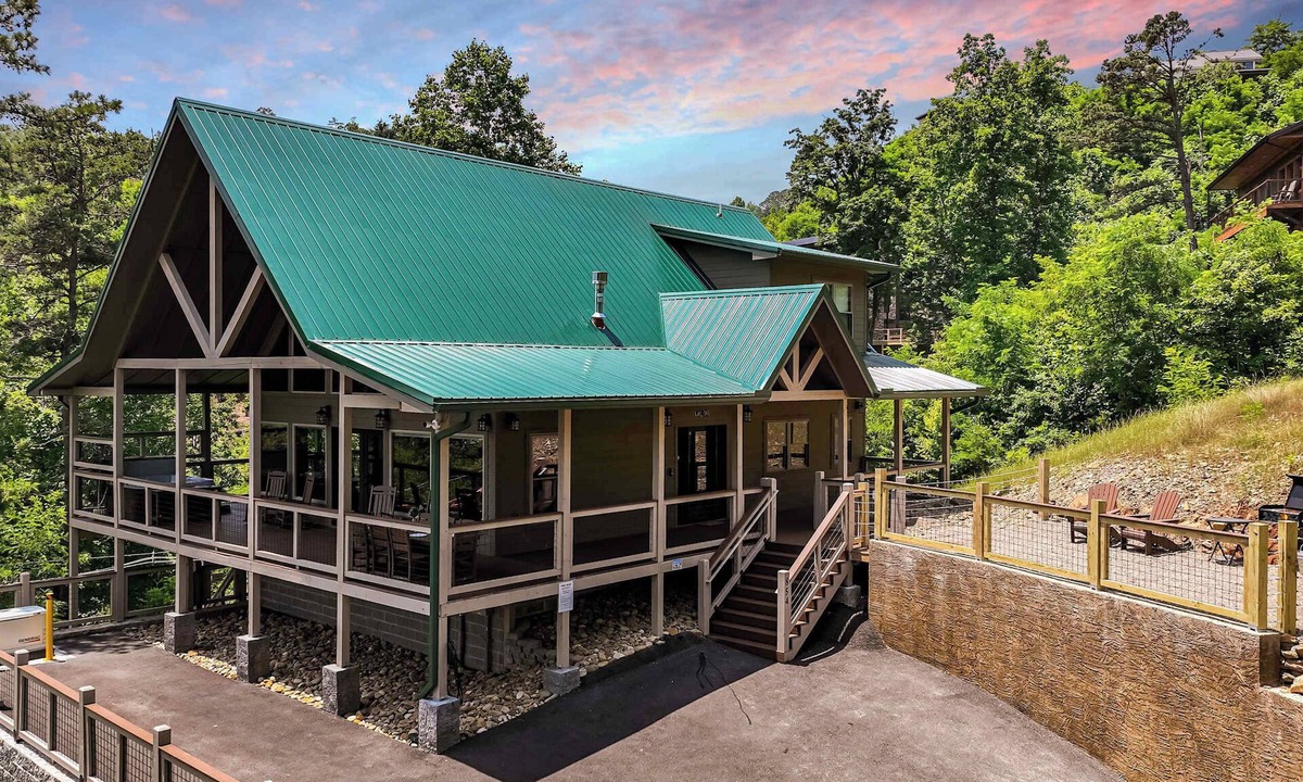 Chalet Village North Cabin | Gatlinburg Cabin | Mtn Views | Hot Tub | Theater
