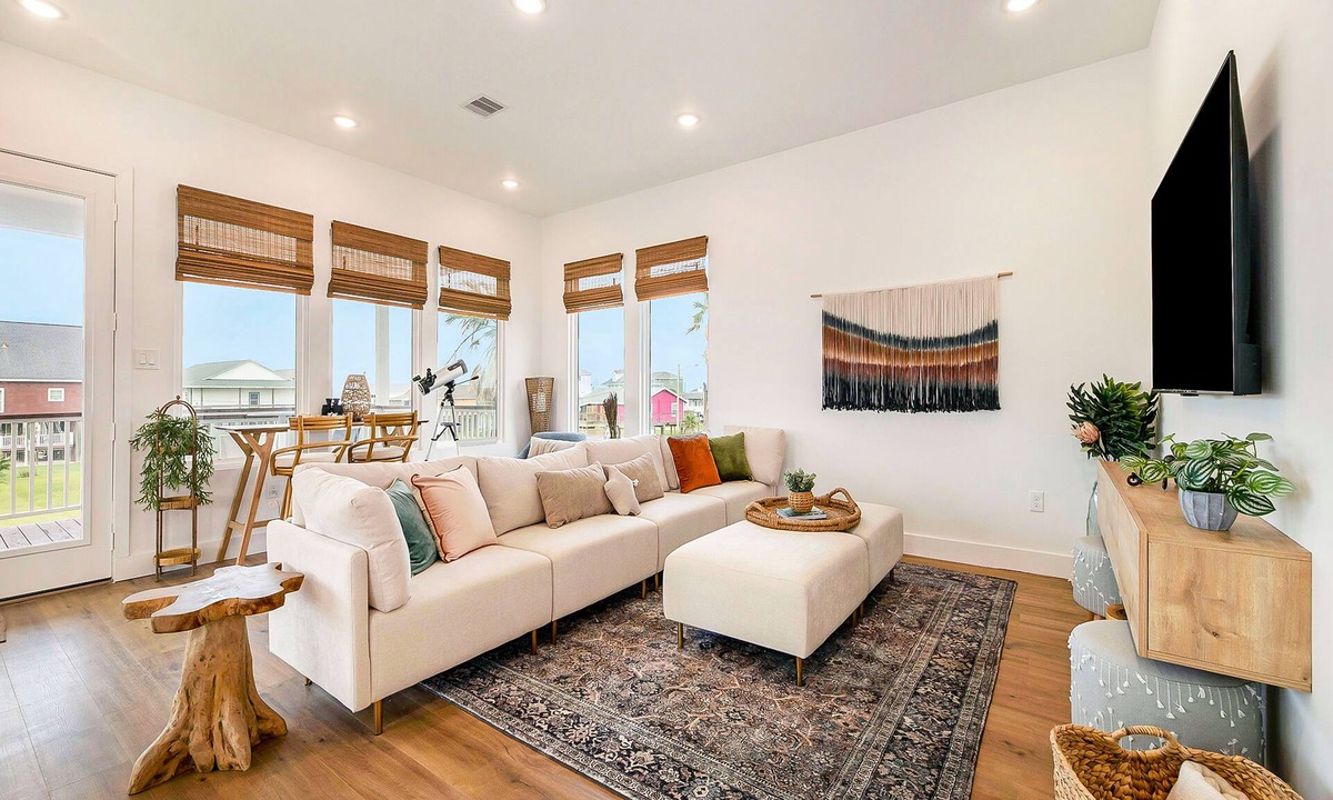 San Luis House | Gorgeous & Modern 3BR | Steps to the Beach | Large Deck | Modern
