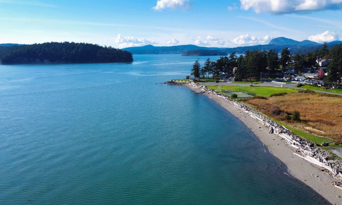 La Conner House | Hope Island Suite: Water-Mountain-Island view. Couples, Girls Getaway!