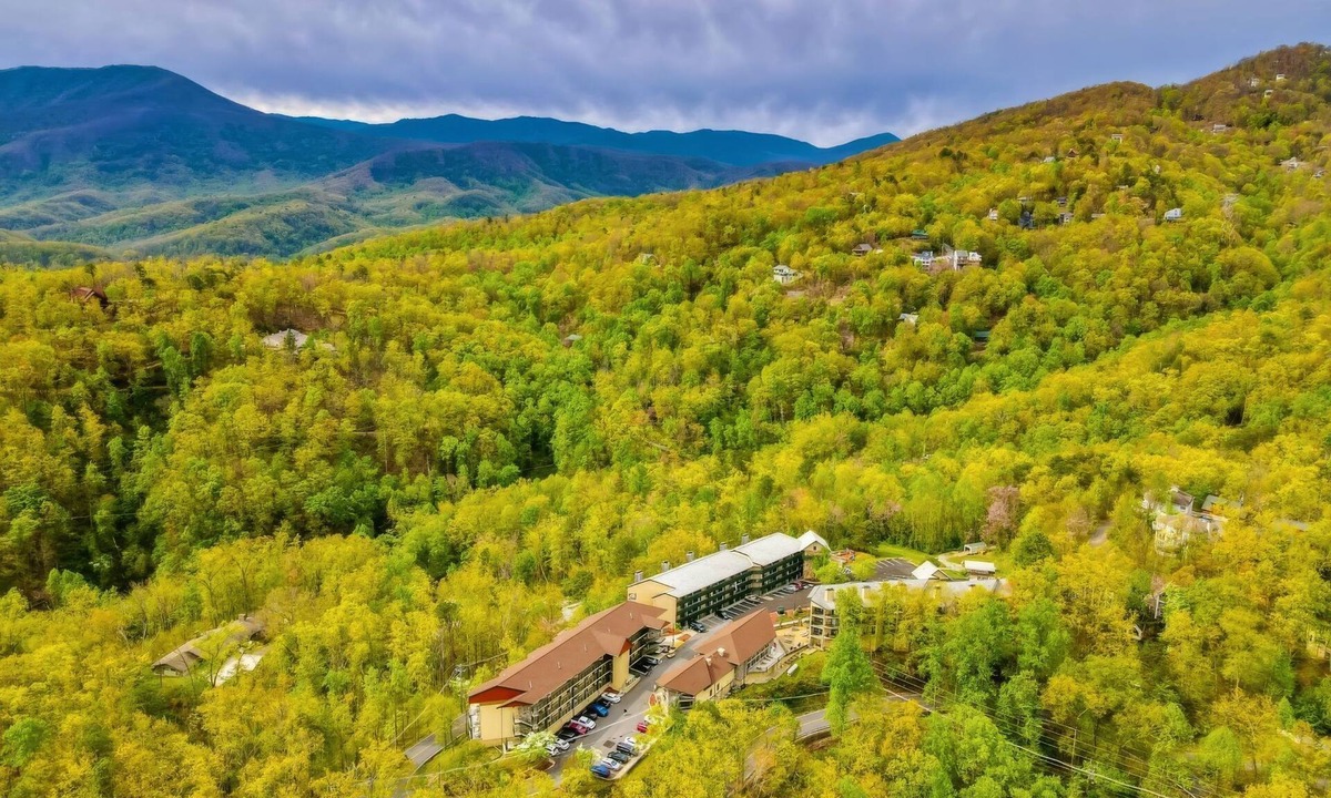 Chalet Village Condo | Scenic 2-Bedroom Suite near Smoky Mountains