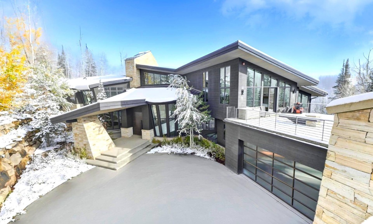Park City House | The Colony | Walk To Slopes, Hot Tub, Parking | KBM Resorts | Walk to Slopes, Hot Tub, Parking | 2 homes, 9 Bedrooms | ML-2510