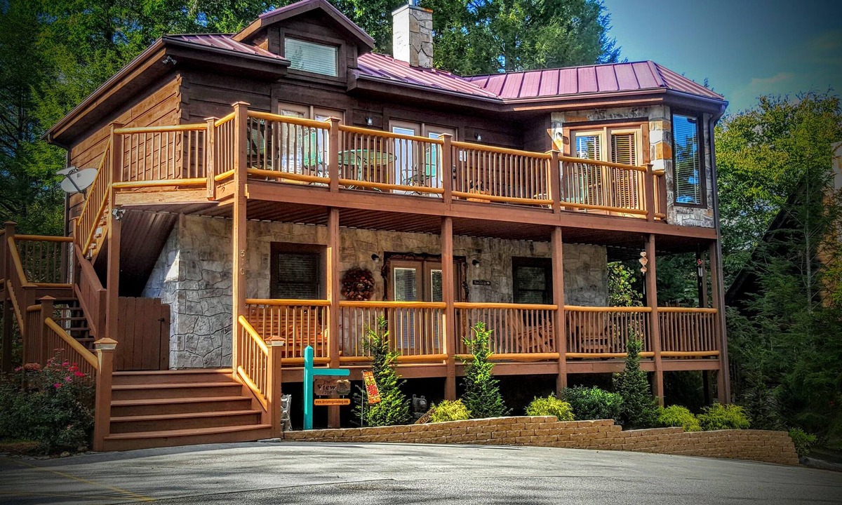 Gatlinburg Cabin | “THE VIEW” ELEGANT, Gorgeous Views,Pool,Pet Friendly,King beds VRBO DISCOUNTS