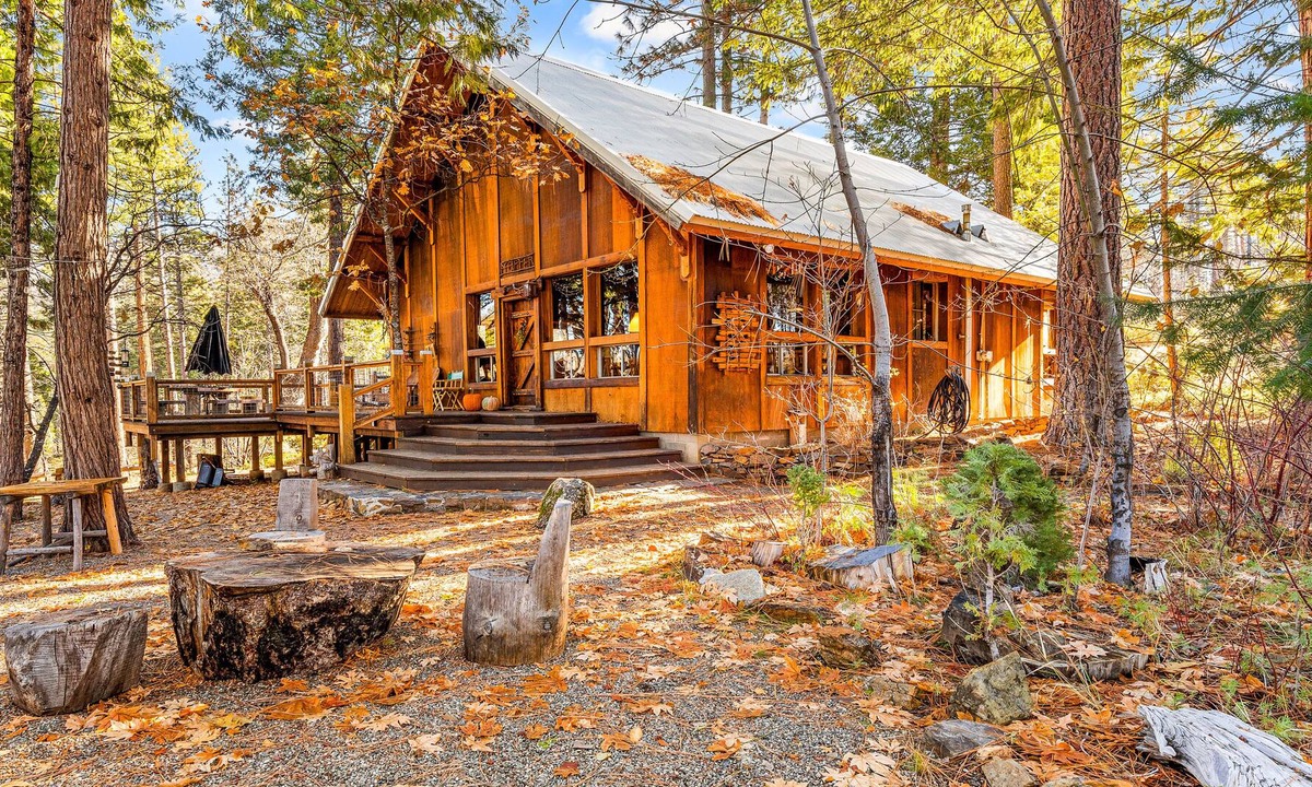 Groveland Cabin | Whimsical outdoor retreat with a pizza oven, firepit, game room, grill, & AC