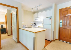Aspens # 547 Prime Ski-in Ski-out Location! Top Floor Unit, Pool, Hot tubs, BBQ in Whistler