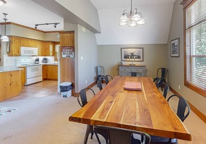 Charming spacious condo w/access to shared pool in The Blue Mountains