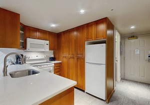 Ski lover's 4th-floor studio with fireplace, free WiFi, & well-equipped kitchen in Whistler