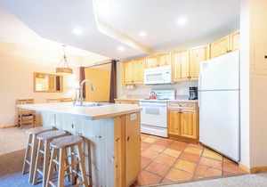 Spacious condo that sleeps 4, steps from the lifts, free wifi & parking in Copper Mountain