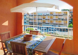 Spacious T2 with Large Loggia, Near La Favière Beach, Parking Included in Bormes-les-Mimosas