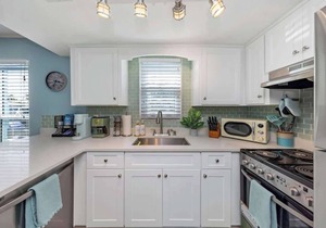 Steps 2 beach! Beachy and Luxurious! Easy Living! in Clearwater Beach