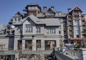 Walk-to-lift studio with mountain views, fireplace, jetted tub, & gym access in Whistler