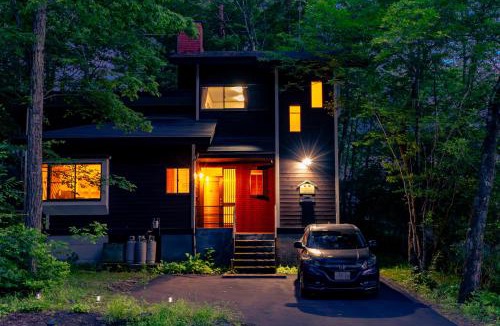 Tsumagoi House | クラレンス北軽井沢 - 4KプロジェクターとBBQ,焚き火を楽しむ森の貸切Villa -