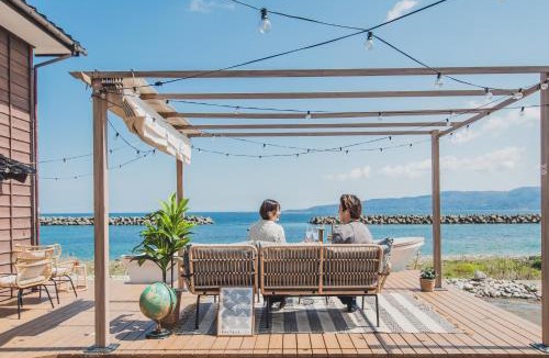 Sado Villa | 1日1組限定 AKIYATO Sea Side 椿 絶景オーシャンビューの露天風呂 蔵サウナ付き