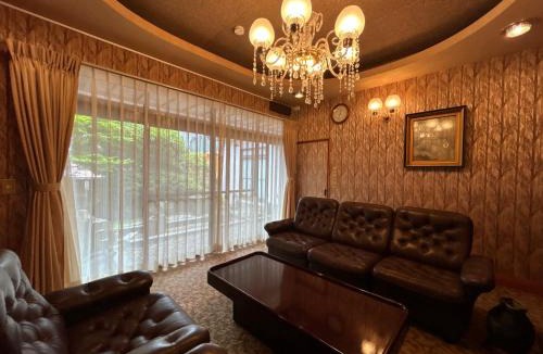 Ishiwaki House | 2つの温泉が徒歩圏内にある一棟貸し古民家民宿Honjo no ie駐車場4台無料最大9名宿泊可能