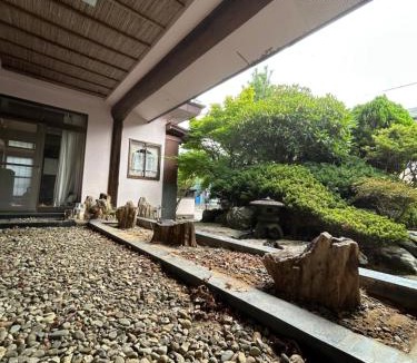 Ishiwaki House | 2つの温泉が徒歩圏内にある一棟貸し古民家民宿Honjo no ie駐車場4台無料最大9名宿泊可能