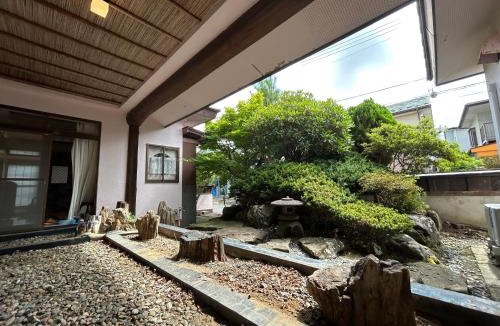 Ishiwaki House | 2つの温泉が徒歩圏内にある一棟貸し古民家民宿Honjo no ie駐車場4台無料最大9名宿泊可能
