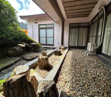 Ishiwaki House | 2つの温泉が徒歩圏内にある一棟貸し古民家民宿Honjo no ie駐車場4台無料最大9名宿泊可能