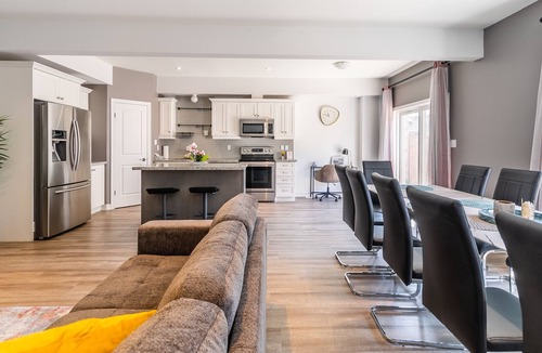 Stoney Creek Villa | 20 Ppl 5BR Townhome on the Lake. HotTub, Gym, BBQ