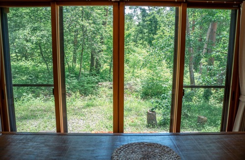 Azumino Villa | [Base for Kamikochi, Hakuba, and Matsumoto] A private vacation home nestled in the forests of Azumino | Accommodates up to 5 guests · Free parking for 3 cars · Air conditioning provided