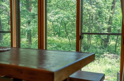 Azumino Villa | [Base for Kamikochi, Hakuba, and Matsumoto] A private vacation home nestled in the forests of Azumino | Accommodates up to 5 guests · Free parking for 3 cars · Air conditioning provided