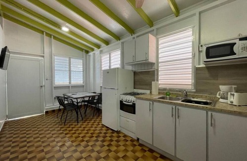 El Combate Cabin | Beachfront Rustic Cabin by Sunset Village - Green