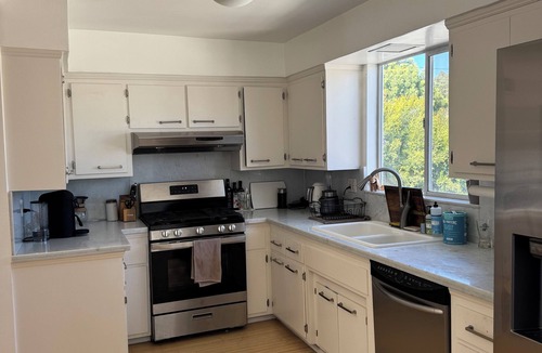Sawtelle Condo | Beautiful 2 Bedroom Penthouse Condo with Private Deck in Brentwood, Los Angeles