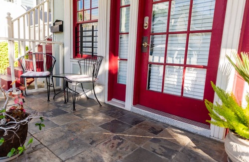 Hollywood Apartment | Classic & Central Hollywood Retreat with Porch and Garden