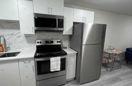 St. James House | Cozy basement suite near Airport