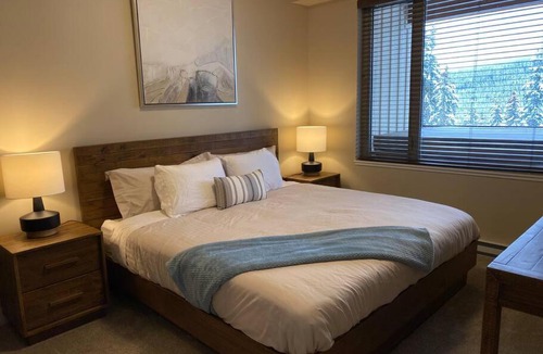 Sun Peaks House | Cozy Modern Ski-in & Ski-out, Hot Tub, Townhouse