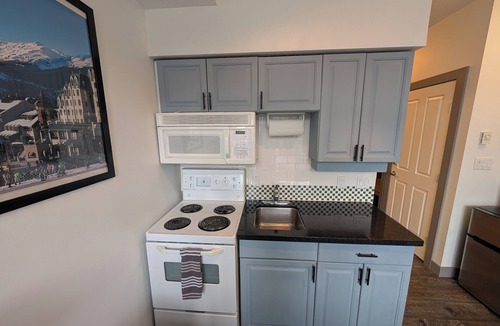 Whistler Village Apartment | Cozy studio on Main Street with hot tub, sauna and gym