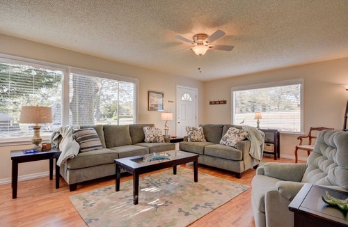 Oak Harbor Cottage | Cute, Cozy & Comfortable Cottage Conveniently Located In The Heart Of Town.