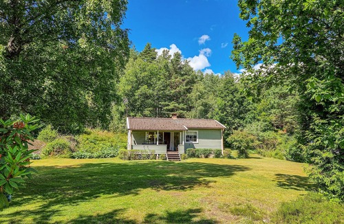Orust O House | Enjoy your vacation in the greenery of the adjacent lake.