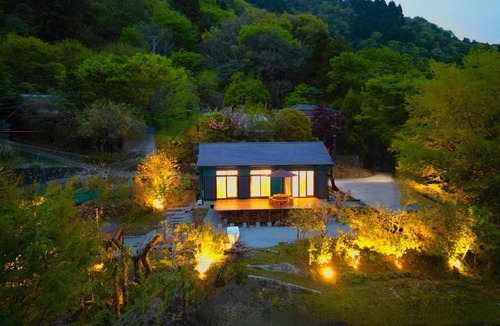 Yamakita Villa | HighLand 伊豆大島箱根連峰を望む高級貸切ヴィラサウナ大型ウッドデッキ薪ストーブ完備