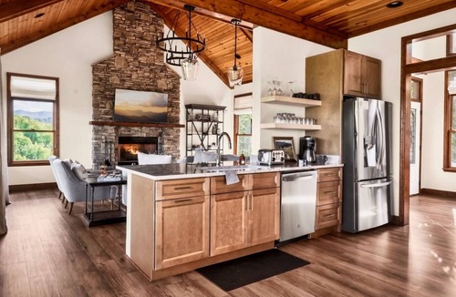 Chalet Village Cabin | Hot Tub/Fire Pit/Game Room/VIEWS of Mt.Leconte - Three Suite Retreat