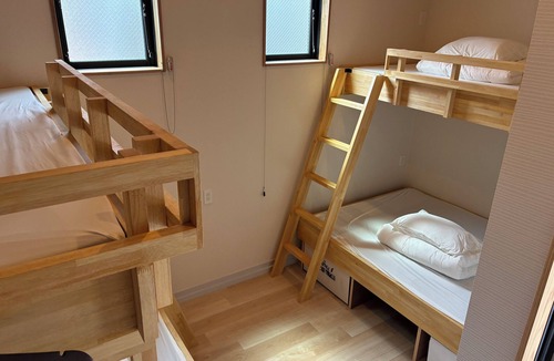 Kadena-cho Hotel | Hotel Kozafornia 1 building for rent with 3 rooms, each with bath, shower and toilet. For families of up to 8 people + 4 children! Okinawa Arena 10 min. Churaumi Aquarium 80 min. 2 parking lots