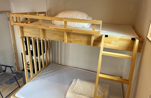 Kadena-cho Hotel | Hotel Kozafornia 1 building for rent with 3 rooms, each with bath, shower and toilet. For families of up to 8 people + 4 children! Okinawa Arena 10 min. Churaumi Aquarium 80 min. 2 parking lots