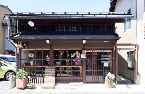 Old Town House | Living in Takayama City A blend of traditional architecture and a modern interior garden entire ho/Takayama Gifu