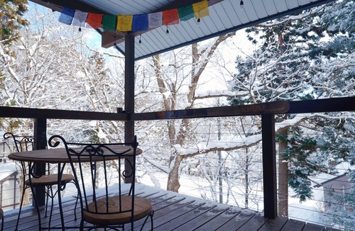 Iida Ski Chalet | Luxury Ski Chalet with Hot Tub Walk to Slopes Sleeps 13