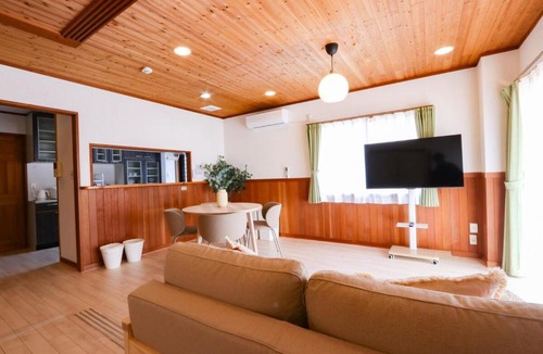 Togo-cho Apartment | 民泊 vacation rental "Seto Mori Nest" 15-minute drive to Ghibli Park,1 train to the nagoya dome ,wooden house with a wood deck