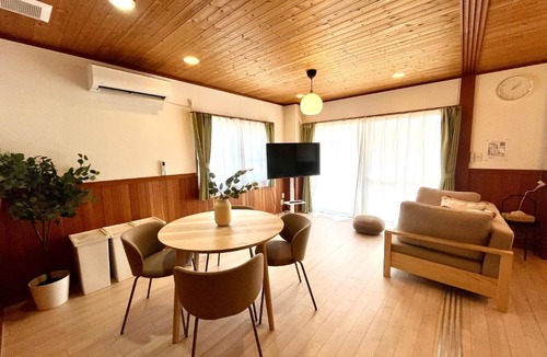 Togo-cho Apartment | 民泊 vacation rental "Seto Mori Nest" 15-minute drive to Ghibli Park,1 train to the nagoya dome ,wooden house with a wood deck