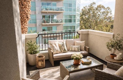 Marina del Rey Apartment | Modern 1 & 2 Bedroom Apartments Near Venice & MDR with Pool Gym & Cinema