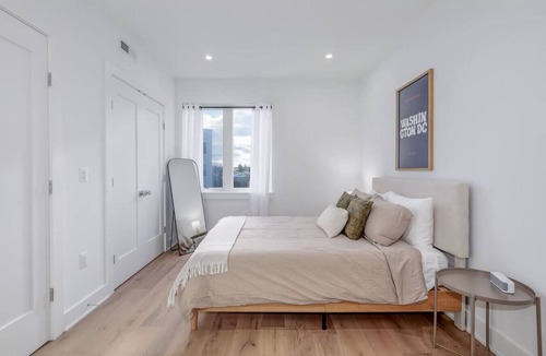 Southeast Hotel | Modern 2BR Capitol Hill Apt - 3 Min Walk to Metro!