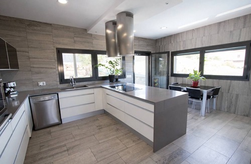 Sils Villa | Modern Marvel - 26km to Costa Brava beaches!
