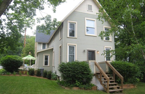 Suttons Bay House | OPEN for the Holidays! Near XC, Hiking & Wineries Easy Walk to Town!